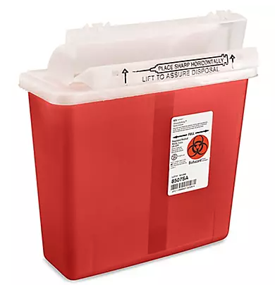 Contenedores. Desechables de punzo-cortantes, de polipropileno, esterilizable, incinerable y no tóxico, resistente a la perforación, al impacto y a la pérdida del contenido al caerse, con o sin separador de agujas y abertura para el depósito de otros punzo-cortantes, con tapas de seguridad para las aberturas, de color rojo, etiquetado con la leyenda “peligro residuos punzocortantes biológico-infecciosos” y marcado con el símbolo universal de Riesgo Biológico. Debe contar con certificado analítico cuyas especificaciones técnicas deben cumplir con la NOM-087-SEMARNAT-SSA1 vigente. Capacidad: 3.70 a 4.75 lts. Pieza